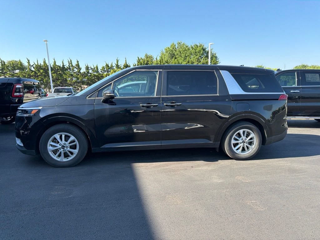 Used 2024 Kia Carnival LX FWD image 3