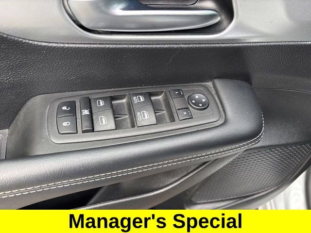 Used 2023 Chrysler Pacifica Touring FWD image 14
