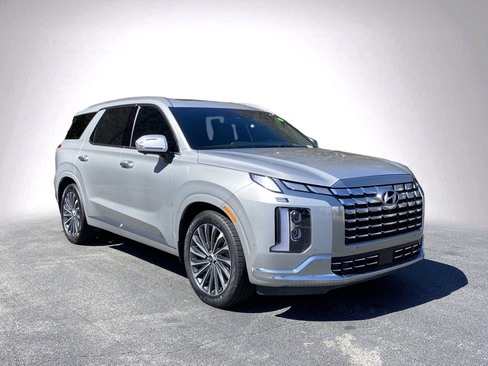 Used 2023 Hyundai Palisade Calligraphy image 2