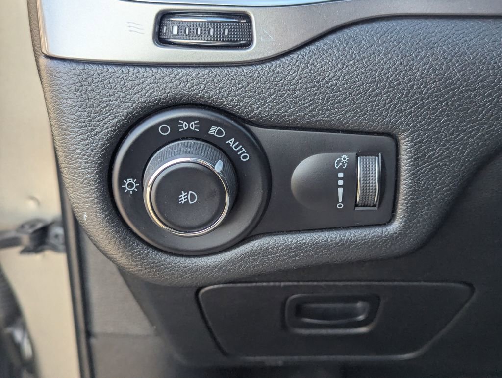 Used 2019 Jeep Cherokee Latitude w/ Popular Appearance Group FWD image 25