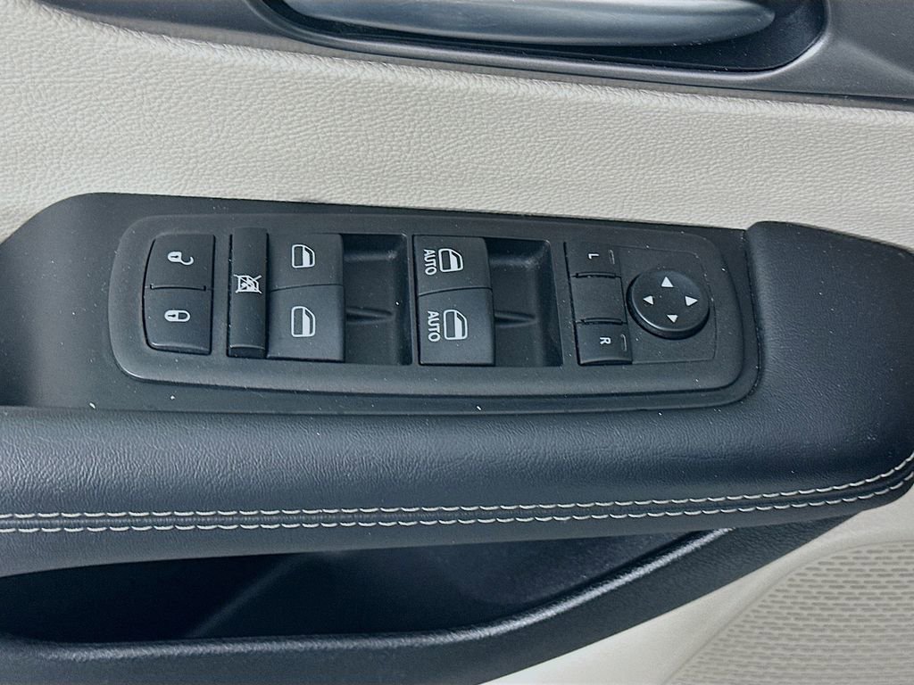 Used 2023 Chrysler Pacifica Touring-L image 23