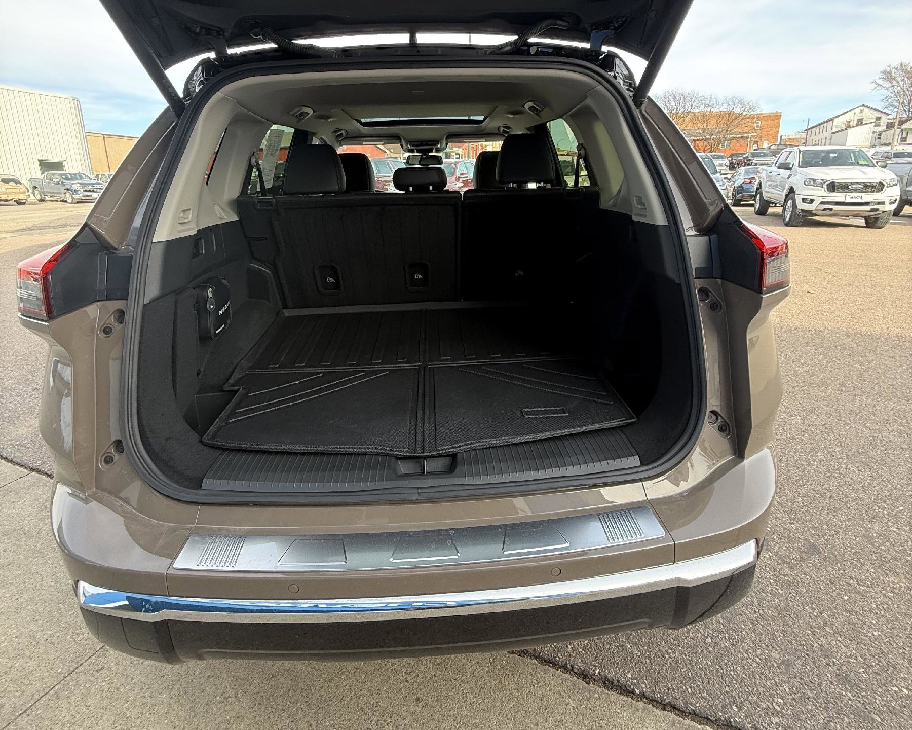 Used 2024 Nissan Rogue Platinum image 19