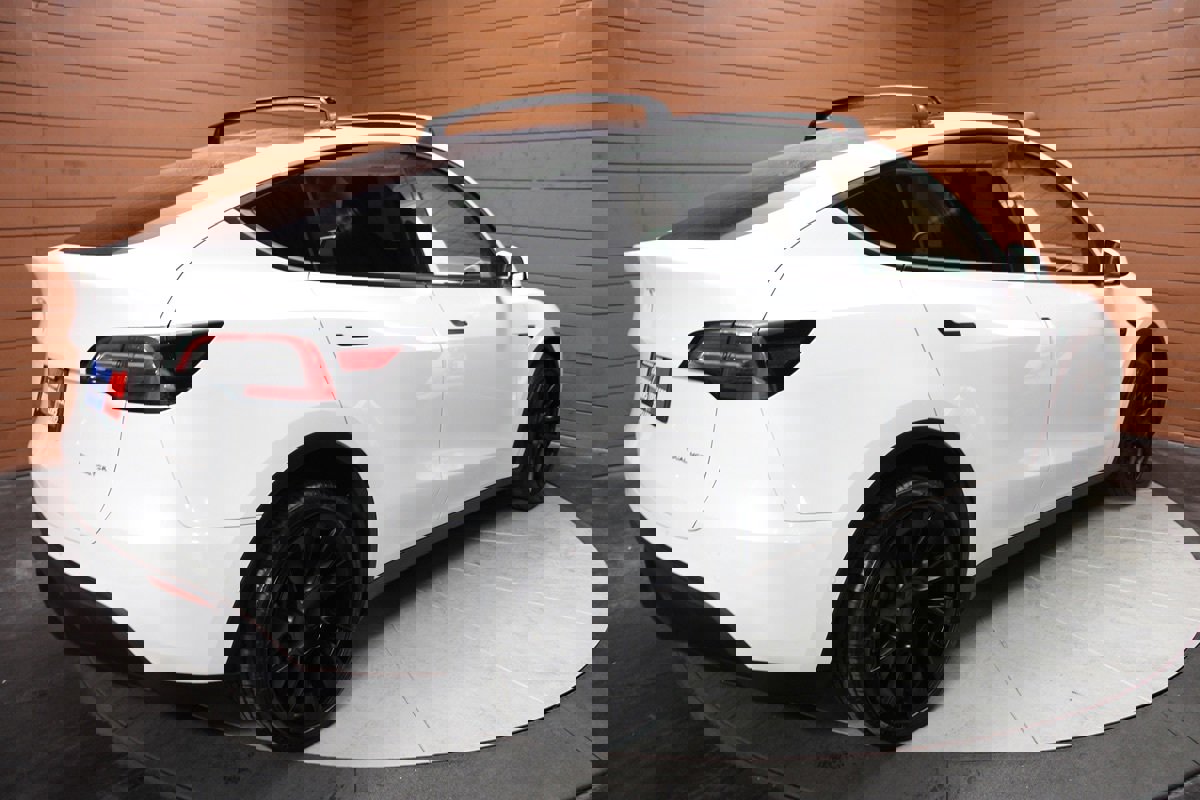 Used 2022 Tesla Model Y Long Range image 18