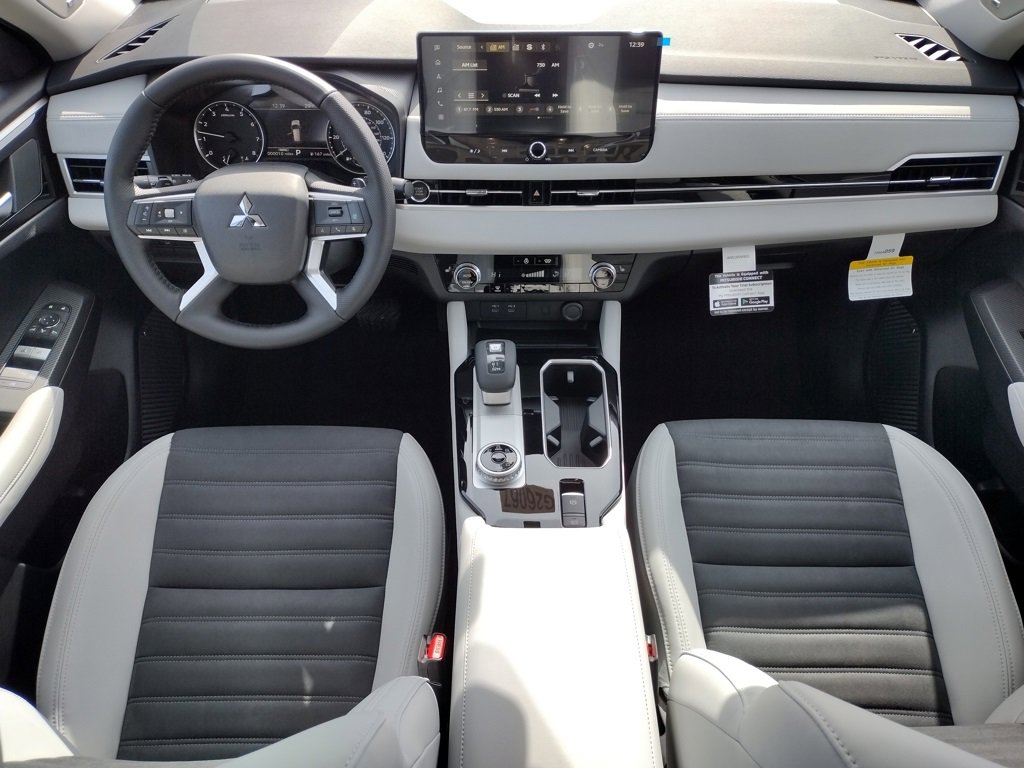 New 2026 Mitsubishi Outlander SE image 2