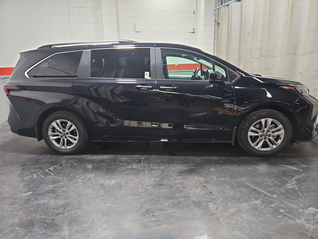 New 2026 Toyota Sienna XLE image 10