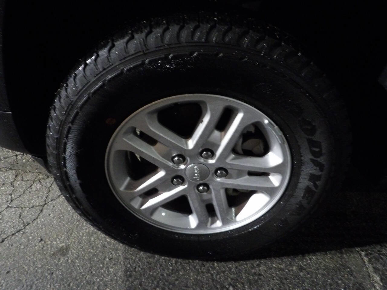 Used 2023 Jeep Grand Cherokee Laredo image 9