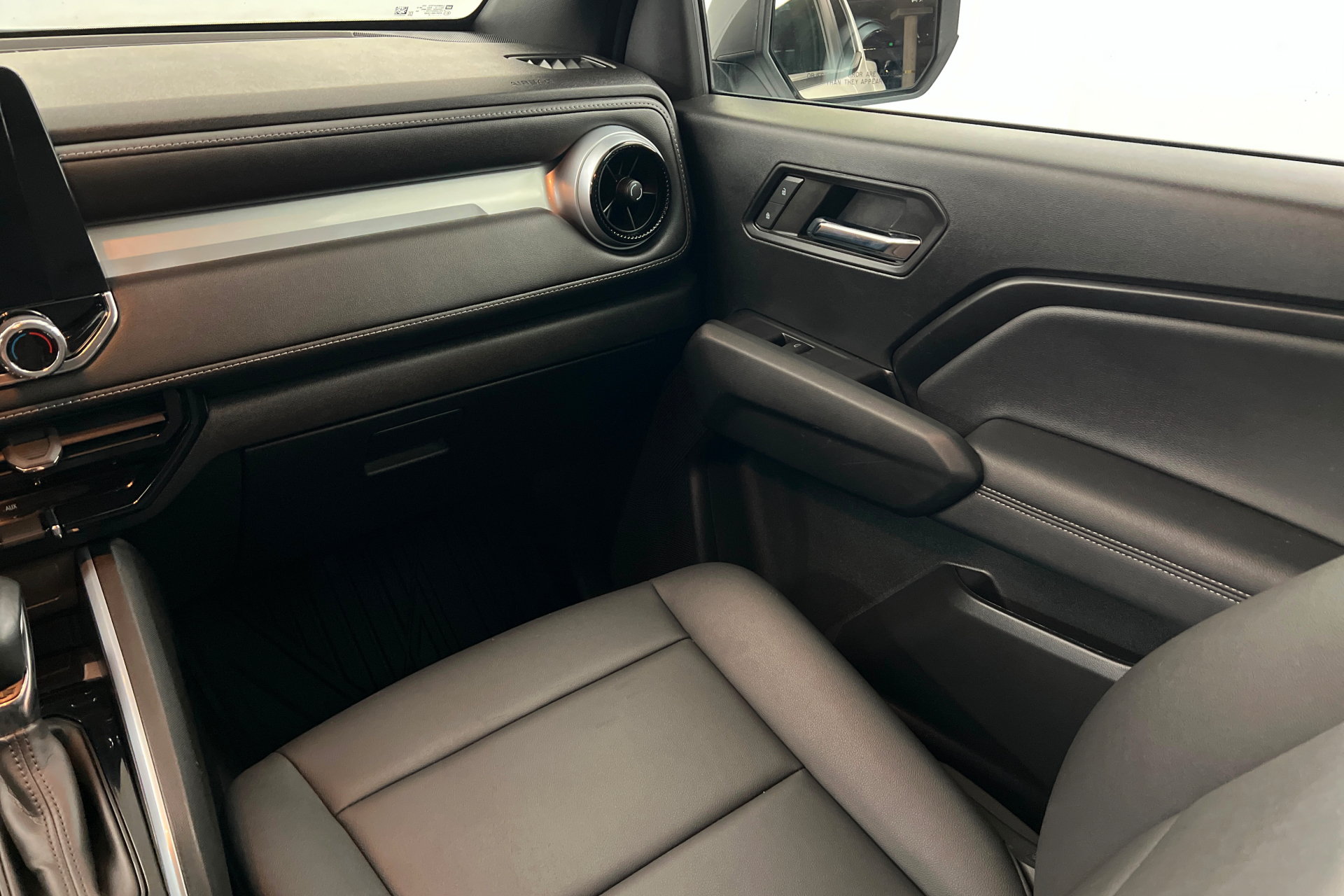 Used 2024 Chevrolet Colorado LT w/ LT Convenience Package III RWD image 11