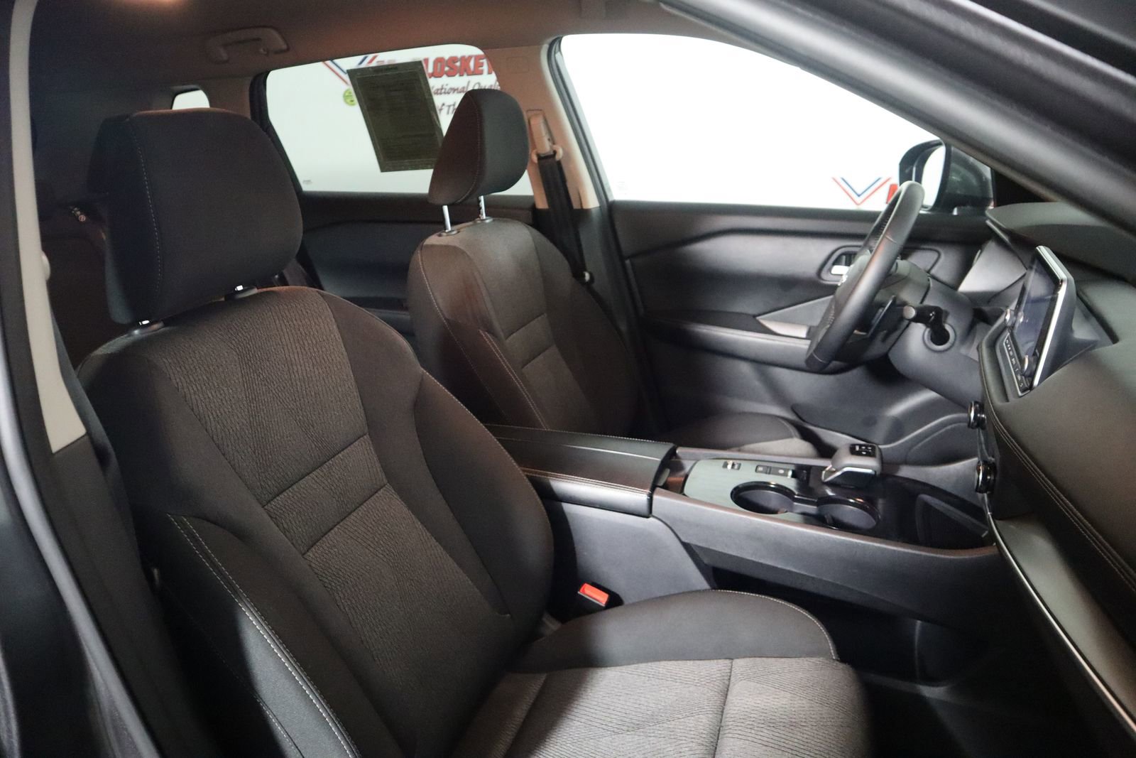 Used 2025 Nissan Rogue SV image 33