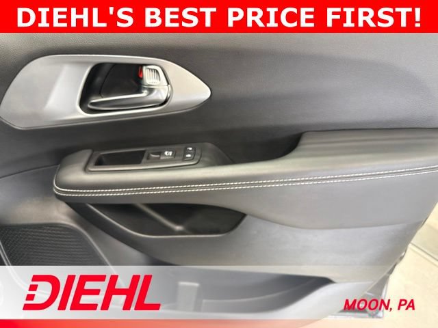 Used 2025 Chrysler Pacifica Limited FWD image 18