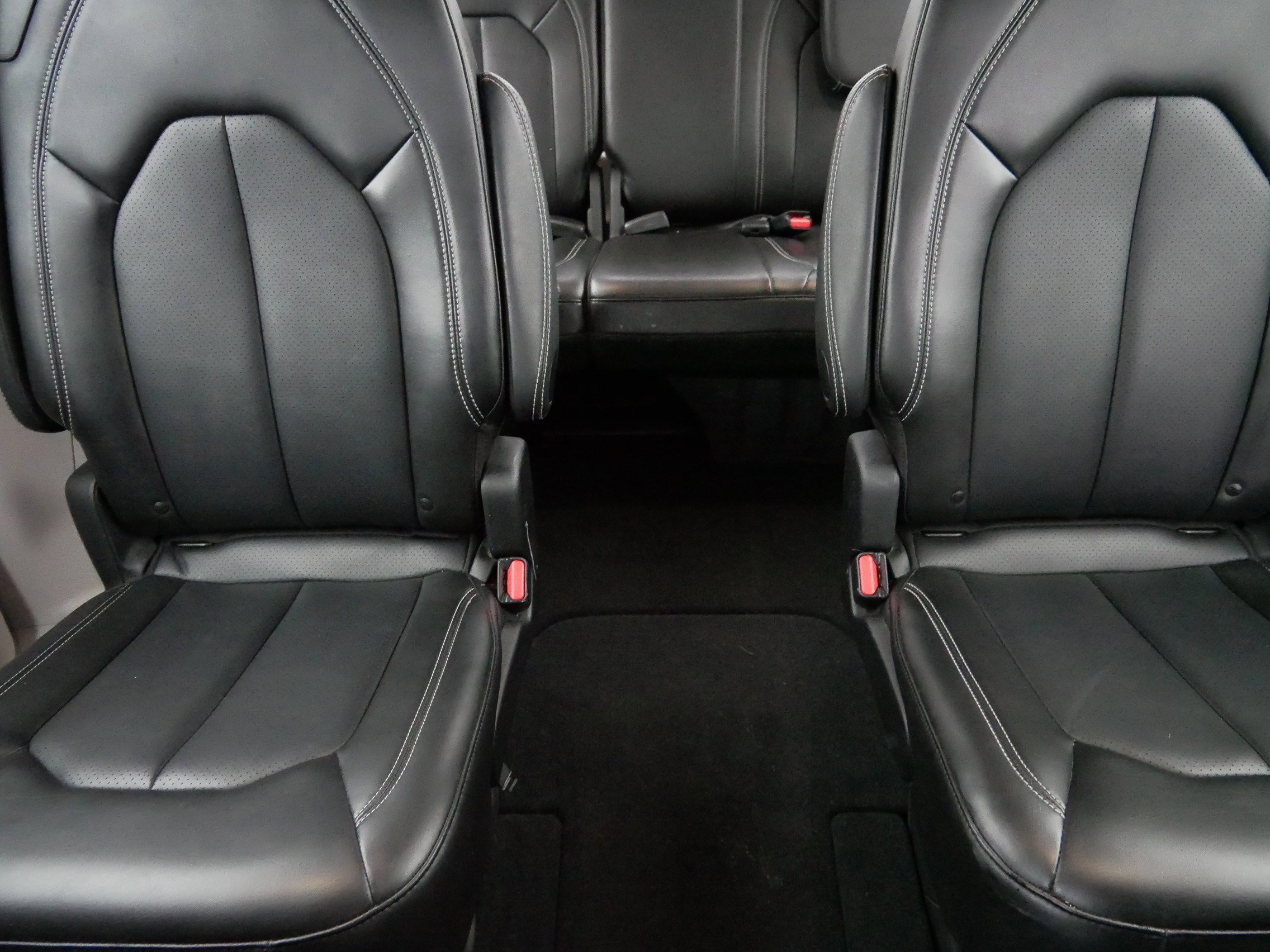 Used 2024 Chrysler Pacifica Touring-L image 13