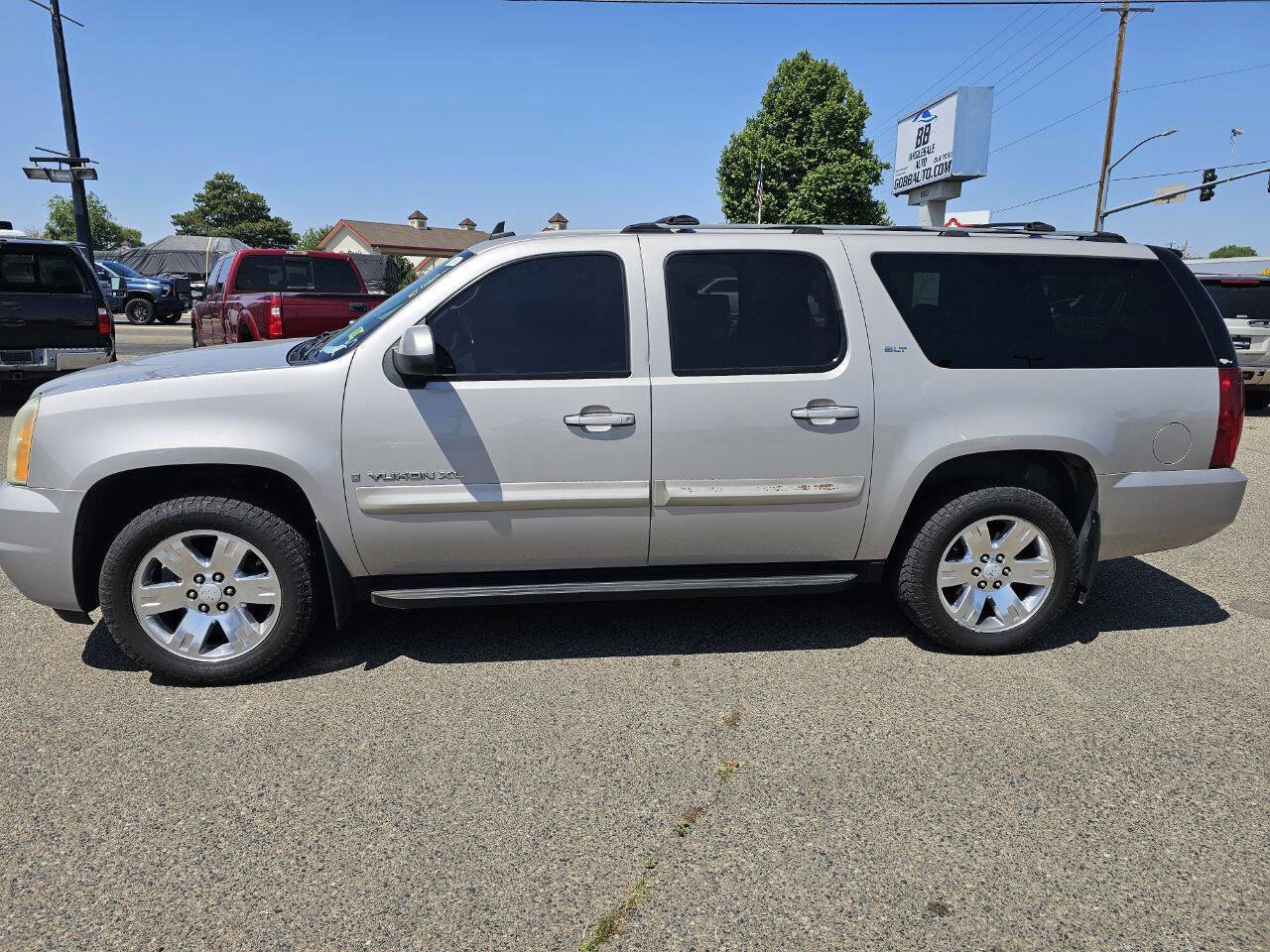 Used 2007 GMC Yukon XL SLT w/ SLT Preferred Equipment Group image 2