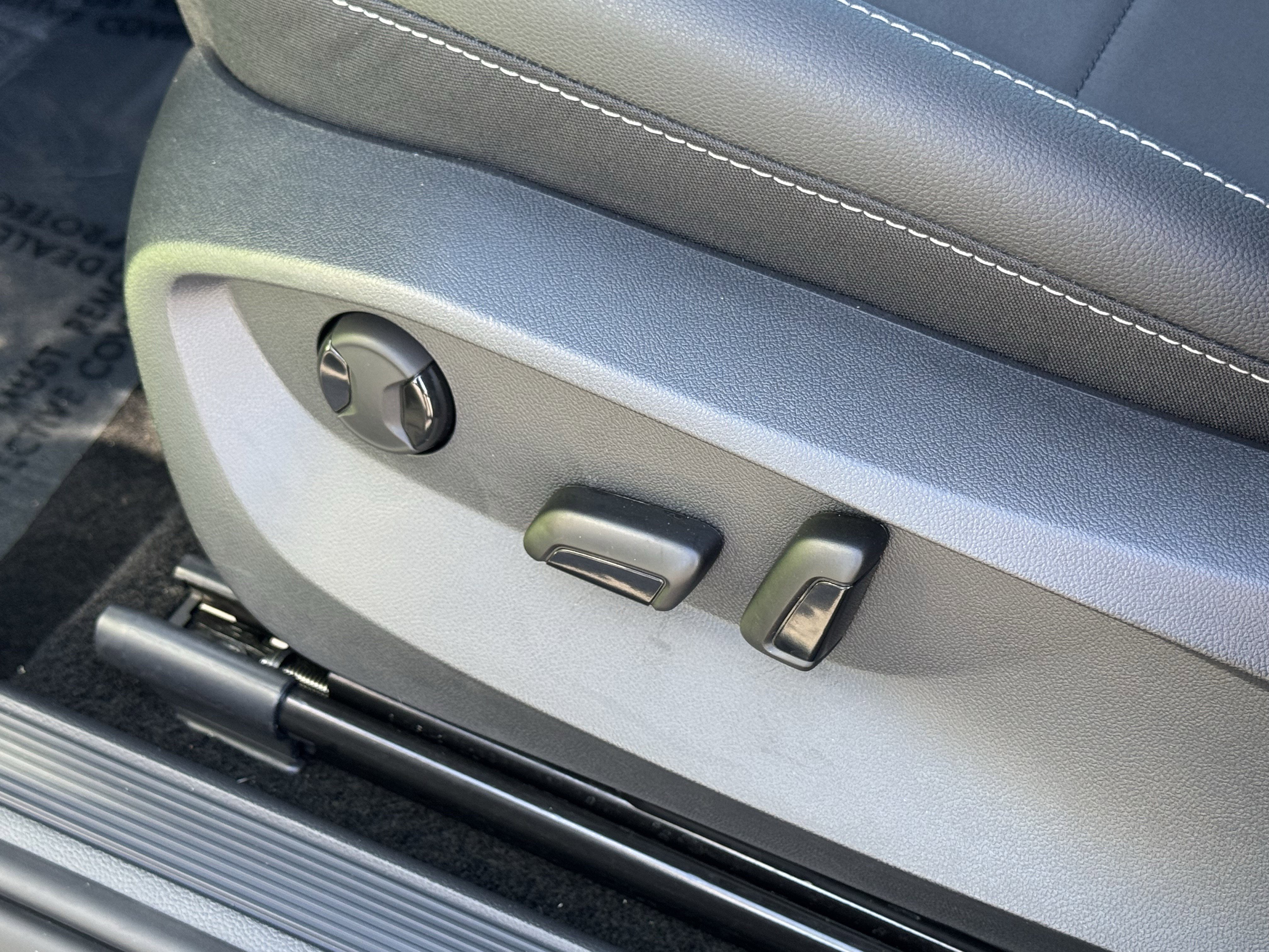 Certified 2025 Volkswagen Taos SE image 18