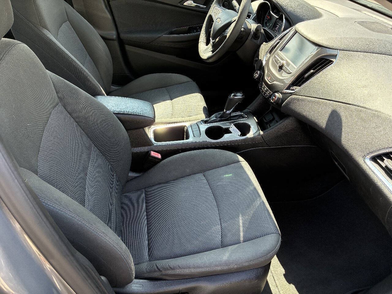 Used 2018 Chevrolet Cruze LT w/ Convenience Package FWD image 7