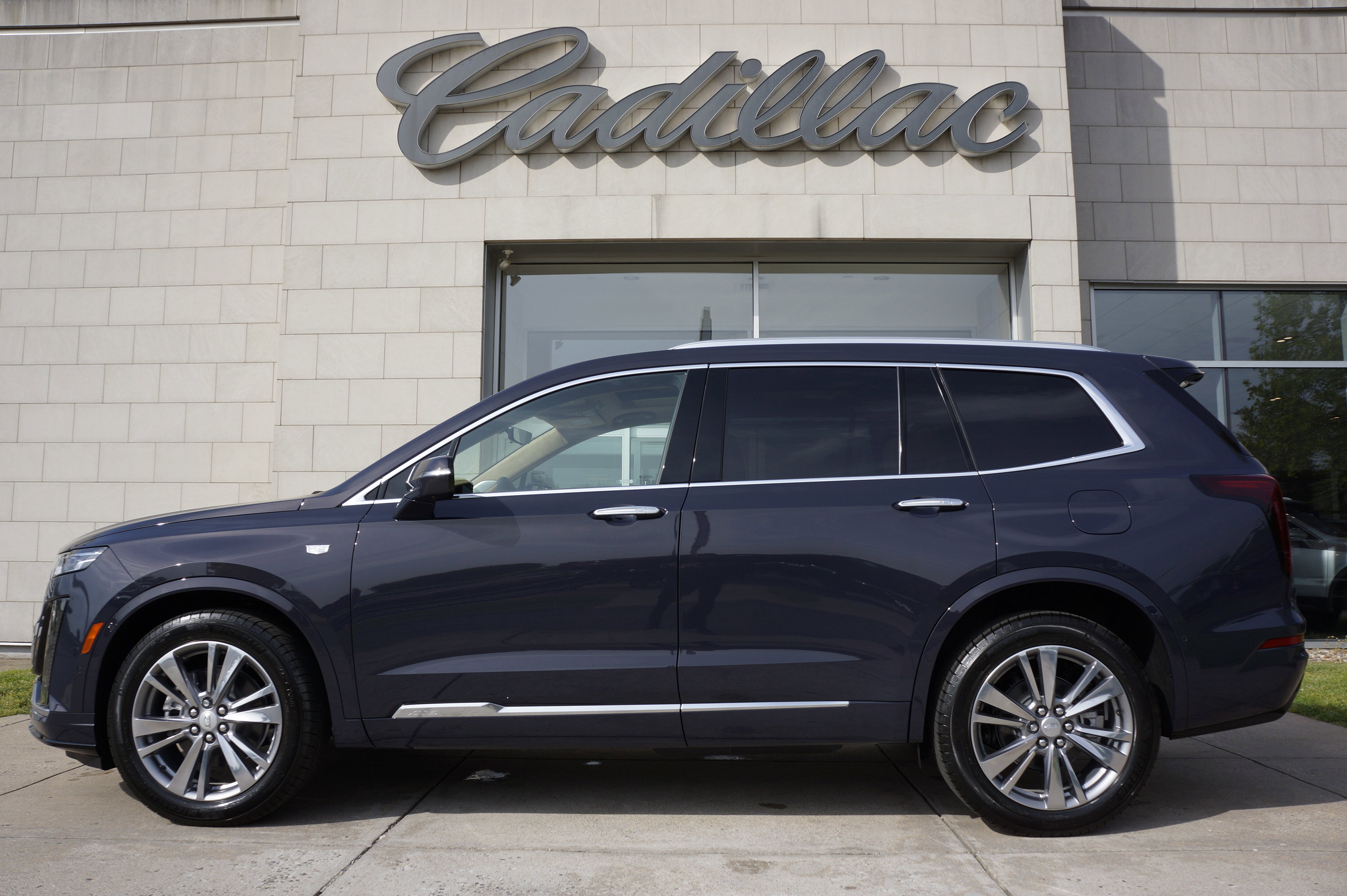 Used 2025 Cadillac XT6 Premium Luxury image 10