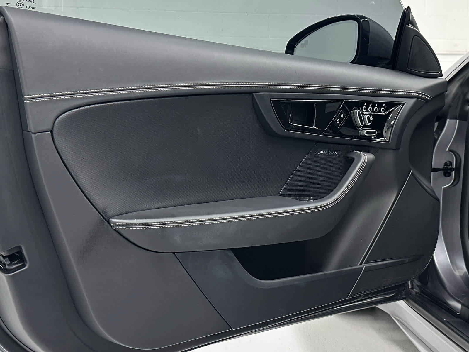 Used 2024 Jaguar F-TYPE R image 23