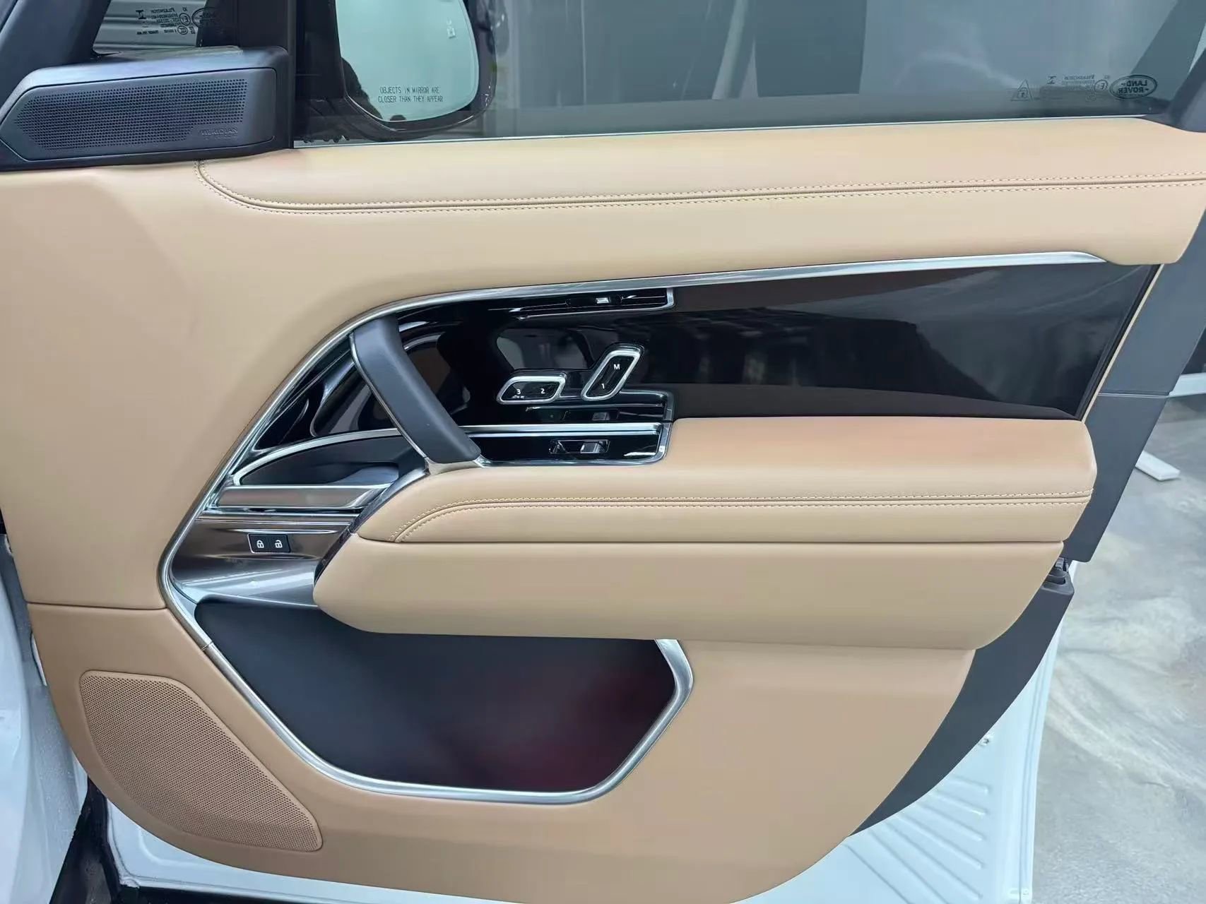 Used 2025 Land Rover Range Rover Long Wheelbase SE image 14