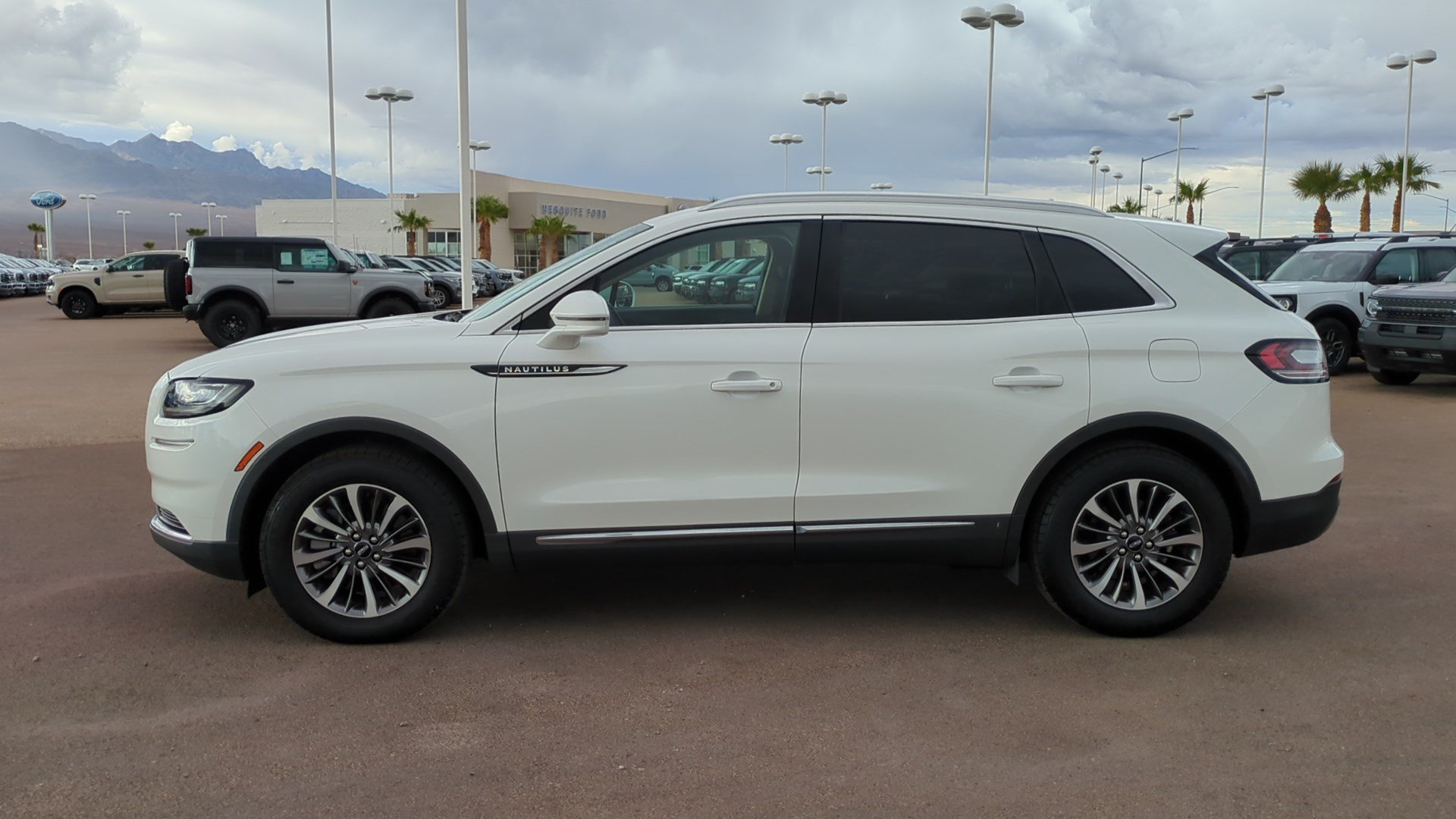 Used 2023 Lincoln Nautilus FWD w/ Premium Package image 6