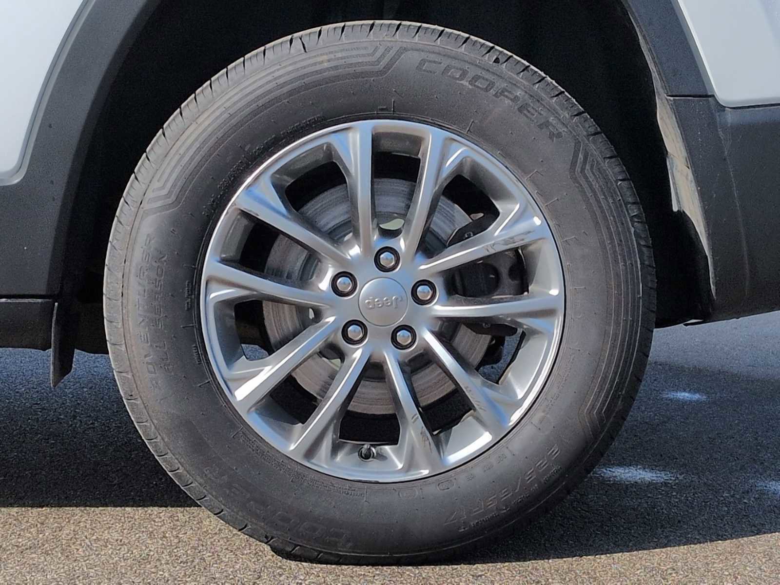 Used 2020 Jeep Cherokee Latitude Plus w/ Comfort/Convenience Group image 14