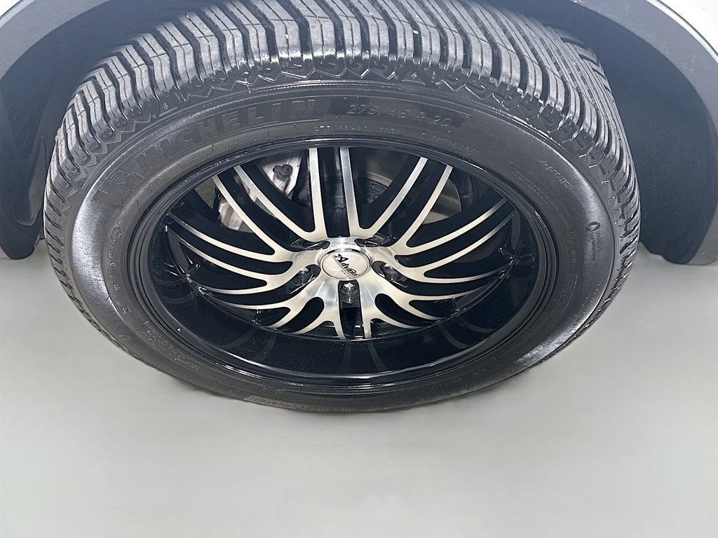 Used 2011 Volkswagen Touareg Sport image 31