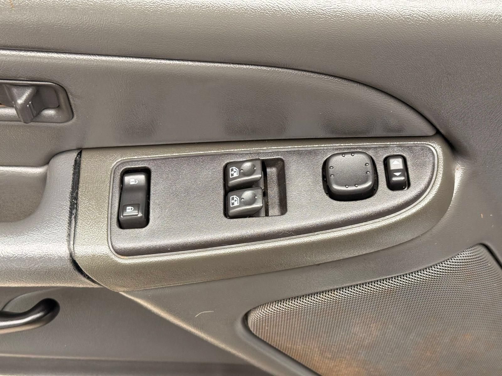 Used 2005 Chevrolet Silverado 1500 LS w/ Light Duty Power Package AWD/4WD image 14