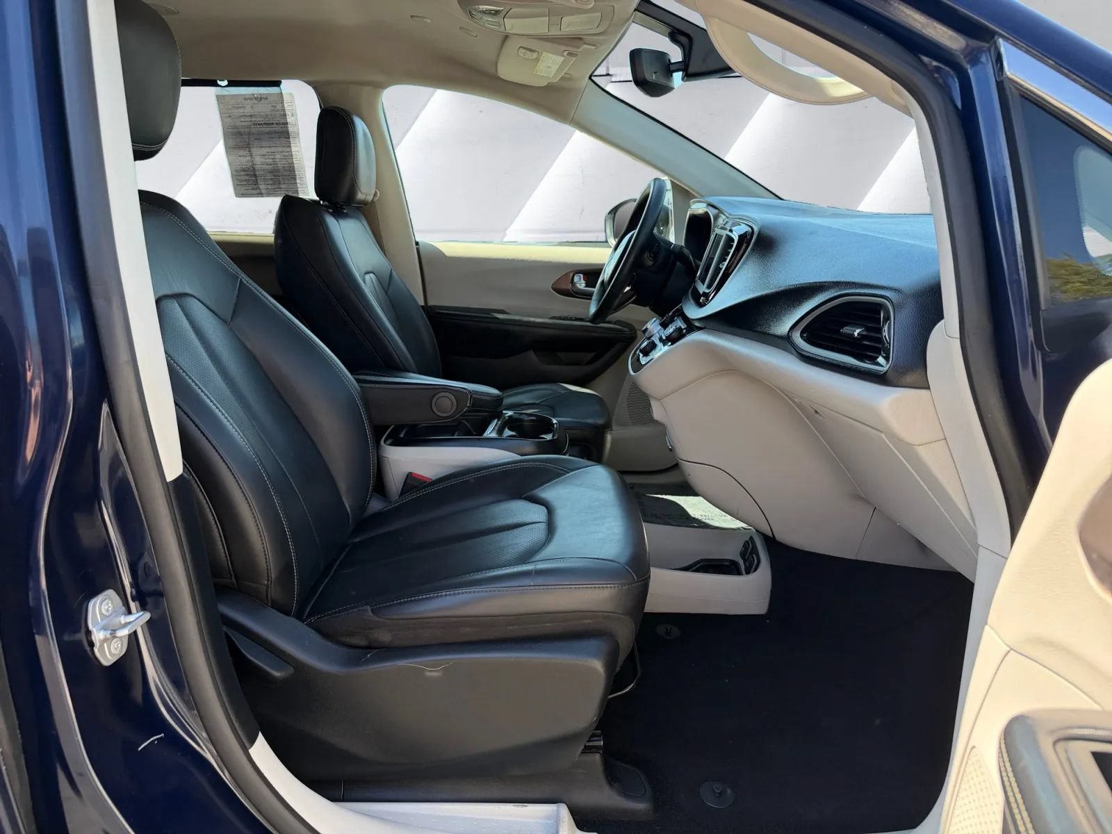 Used 2020 Chrysler Voyager Lxi FWD image 15