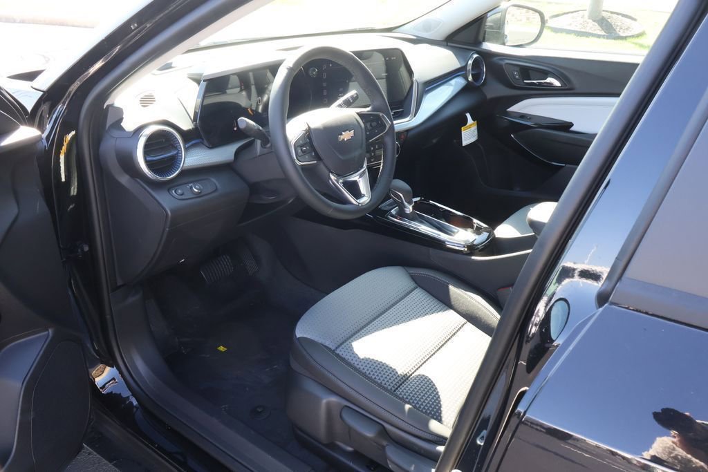 New 2026 Chevrolet Trax LT w/ Sunroof Package FWD image 13