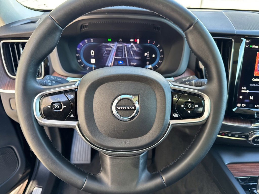 Used 2023 Volvo XC60 B5 Plus image 3