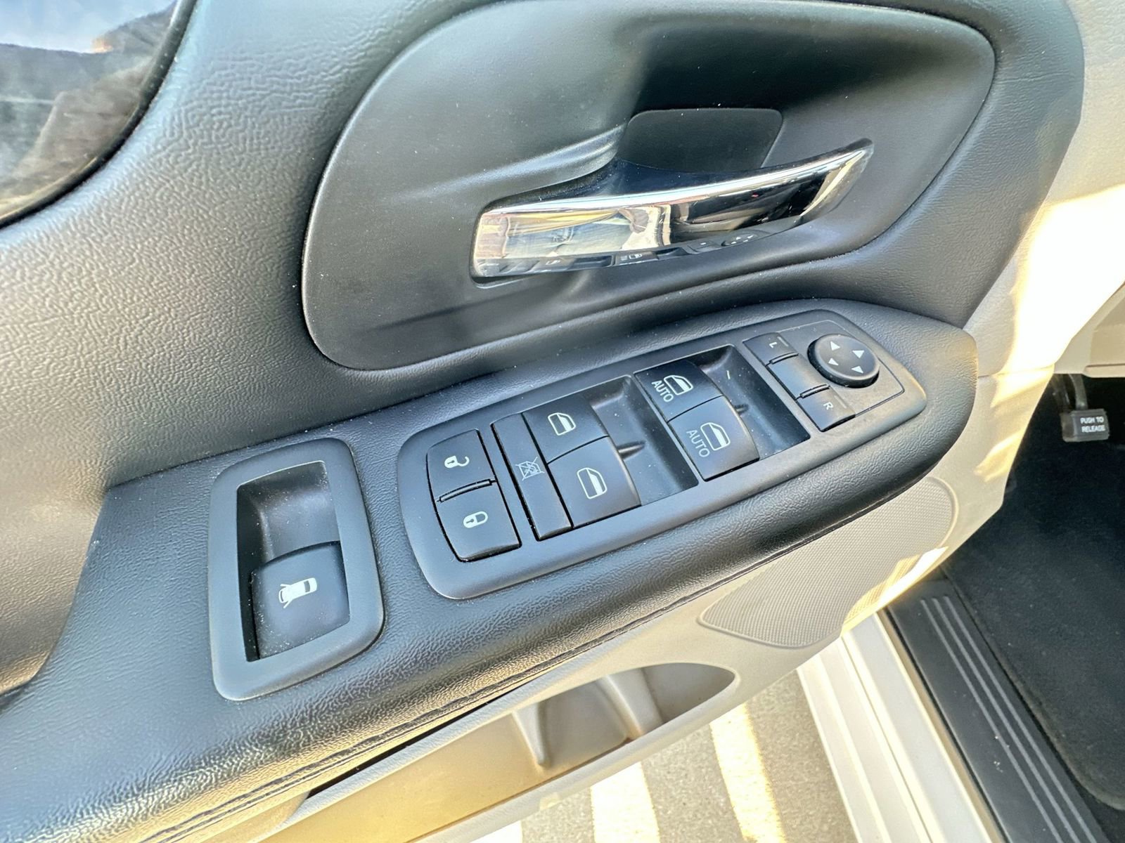 Used 2018 Dodge Grand Caravan SE w/ UConnect Hands-Free Group FWD image 20