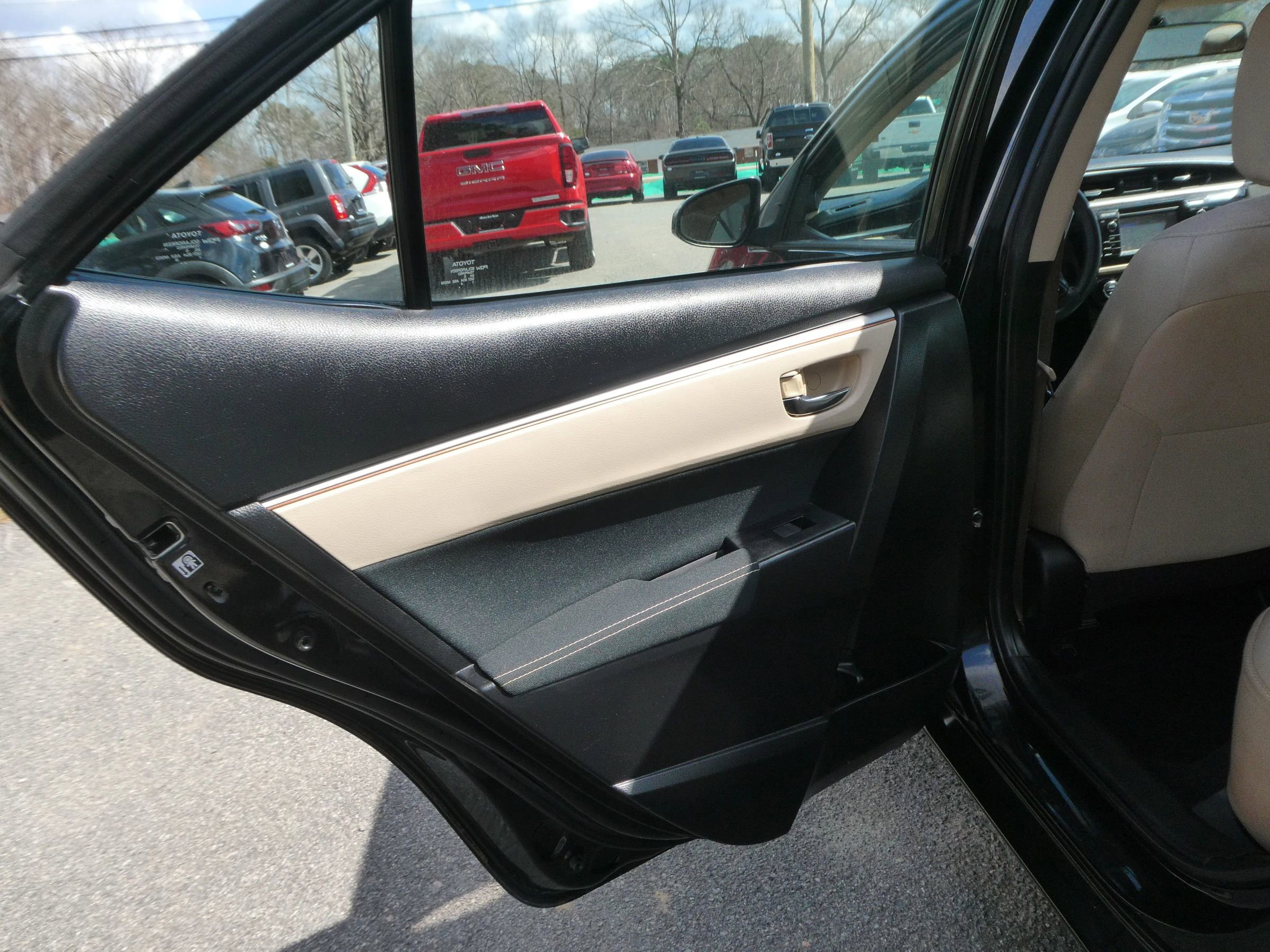 Used 2015 Toyota Corolla LE FWD image 26