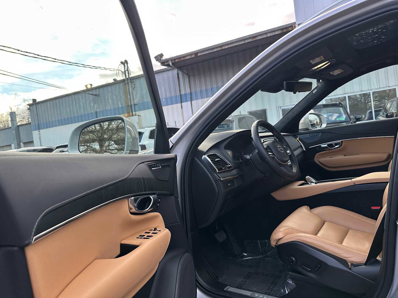 Used 2025 Volvo XC90 B6 Ultra w/ Lounge Package image 21