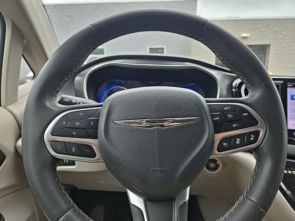 Used 2023 Chrysler Pacifica Touring-L FWD image 13
