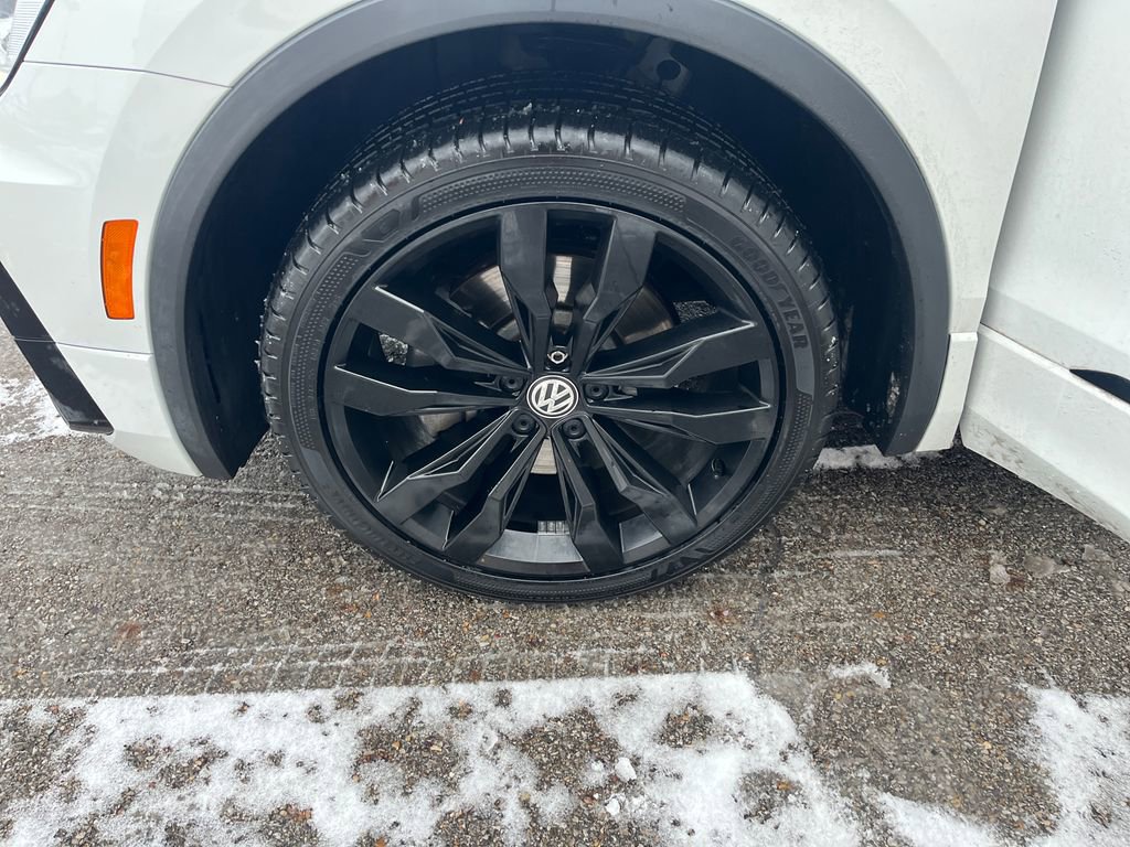Used 2020 Volkswagen Tiguan SE R-Line image 28