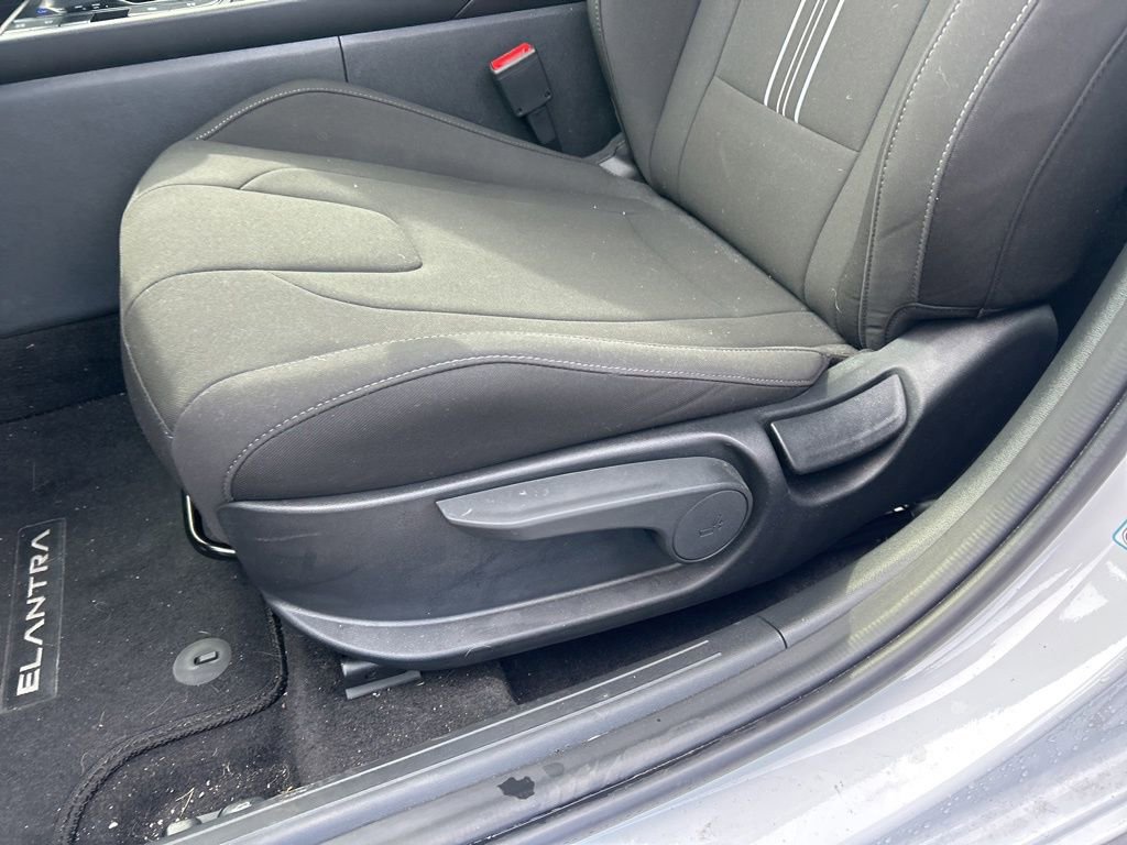 Used 2025 Hyundai Elantra SEL image 11