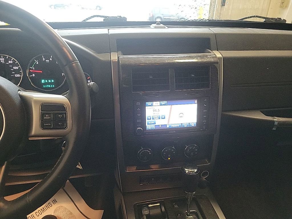 Used 2012 Jeep Liberty Limited Jet w/ Comfort/Convenience Group image 10