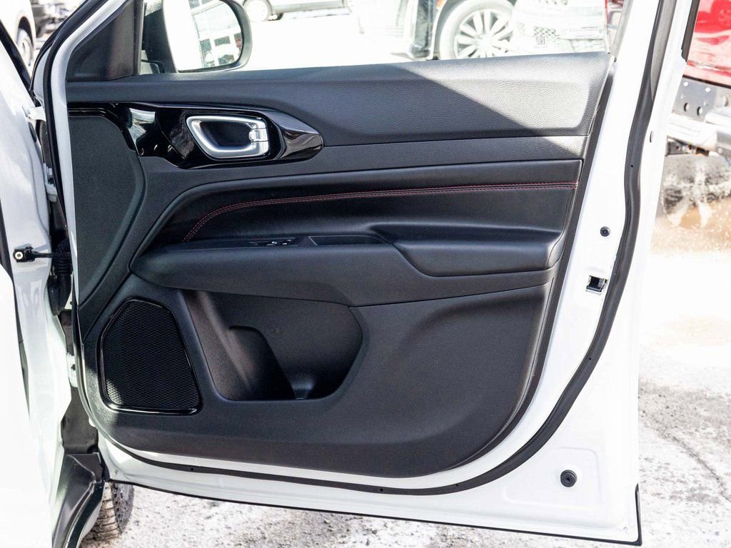 Used 2025 Jeep Compass Trailhawk image 13