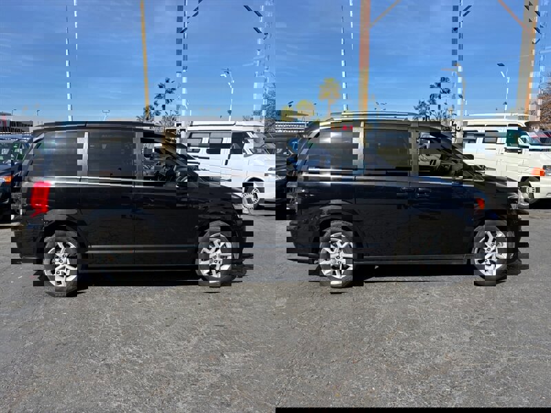 Used 2019 Dodge Grand Caravan SXT image 2