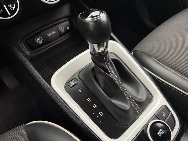 Used 2024 Hyundai Venue Limited FWD image 18