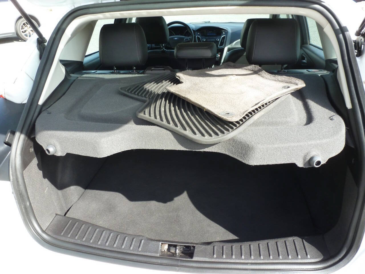 Used 2015 Ford Focus SE w/ Equipment Group 201A FWD image 27