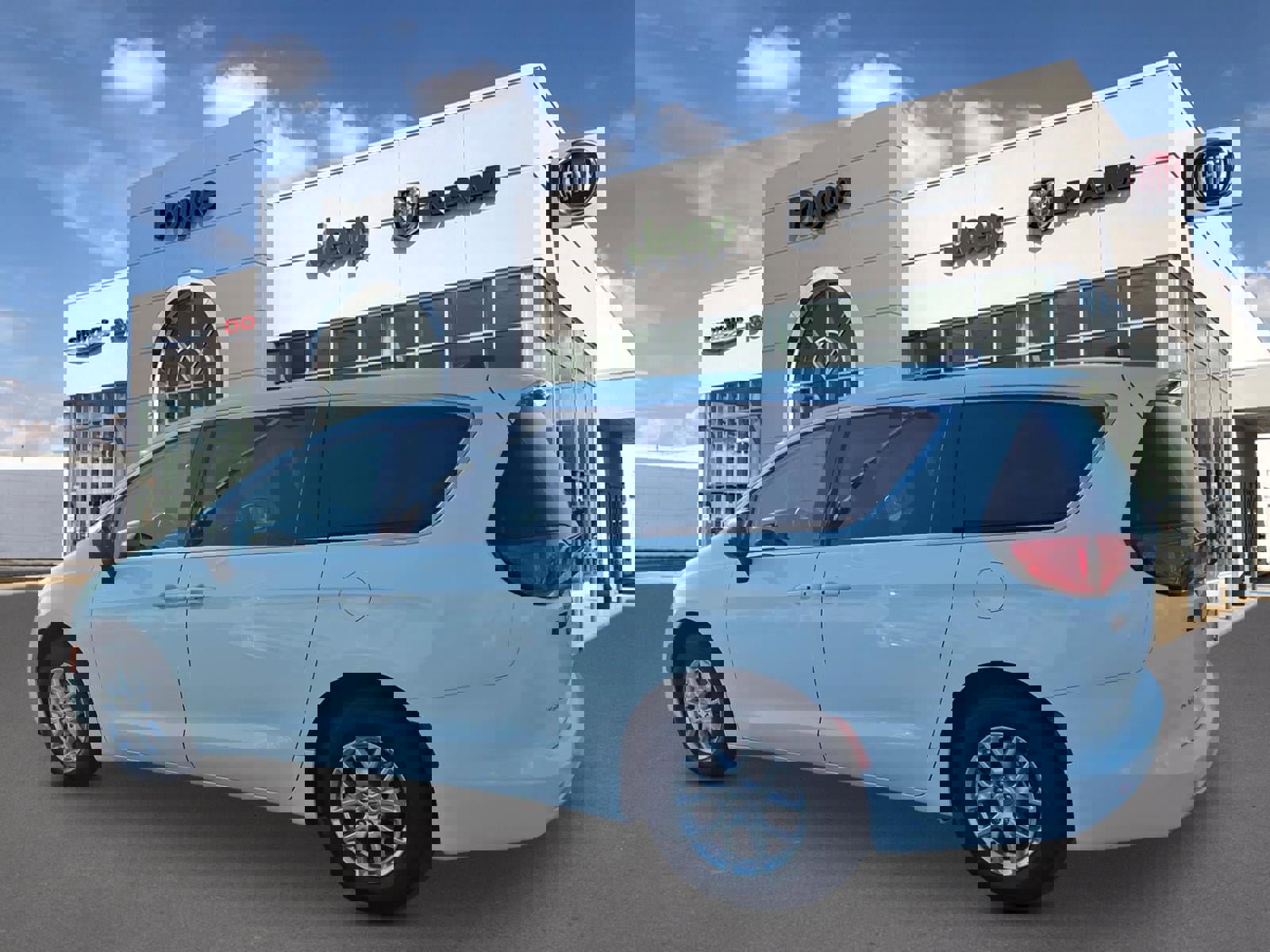 Used 2023 Chrysler Voyager LX image 3