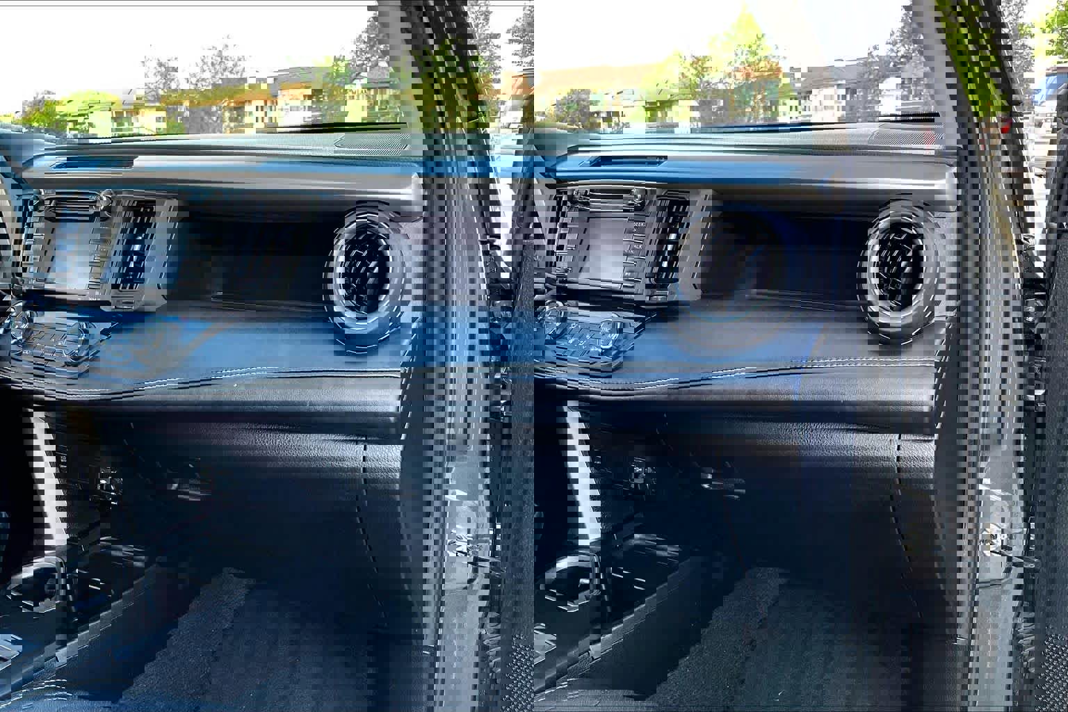 Used 2017 Toyota RAV4 XLE w/ Plus Extra Value Package image 17