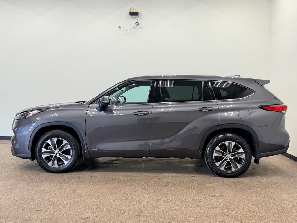 Used 2022 Toyota Highlander XLE image 2
