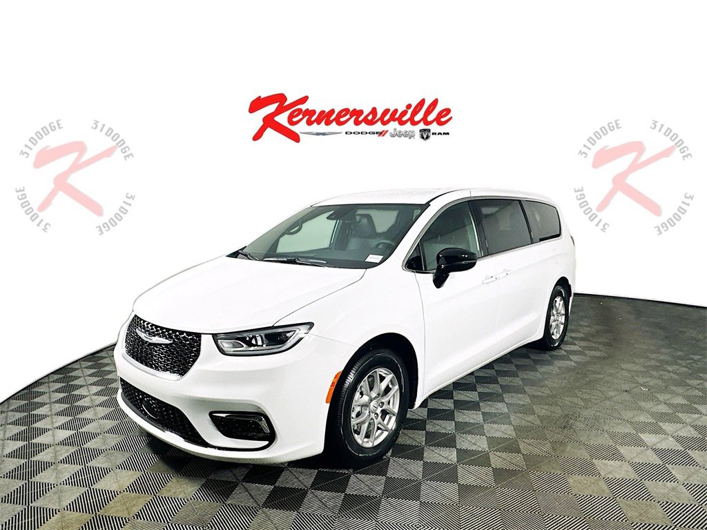 New 2026 Chrysler Pacifica Select image 3