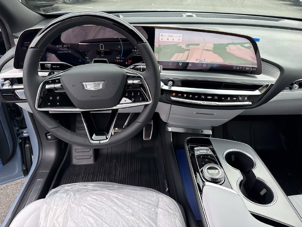 New 2027 Cadillac Lyriq Luxury w/ LPO, Floor Liner Package AWD/4WD image 10