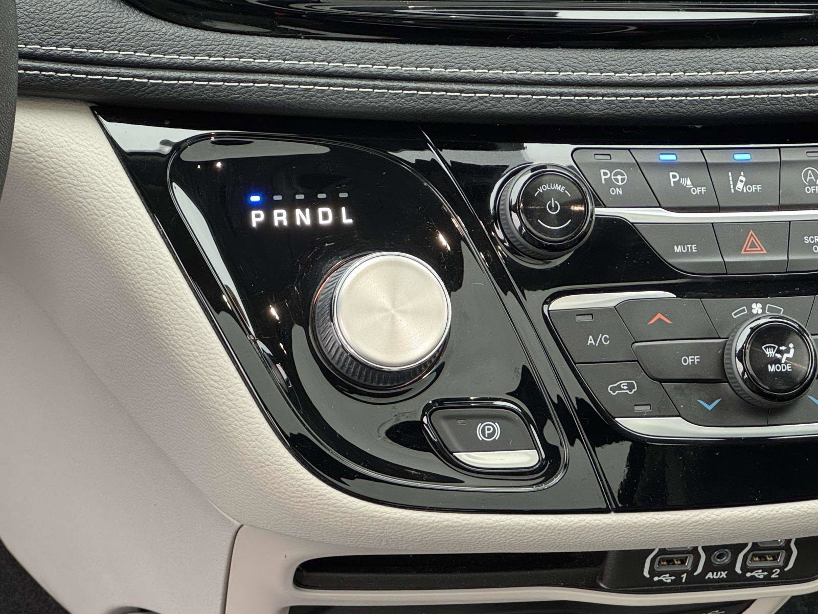 Used 2022 Chrysler Pacifica Touring-L w/ Uconnect Theater Family Group AWD/4WD image 5