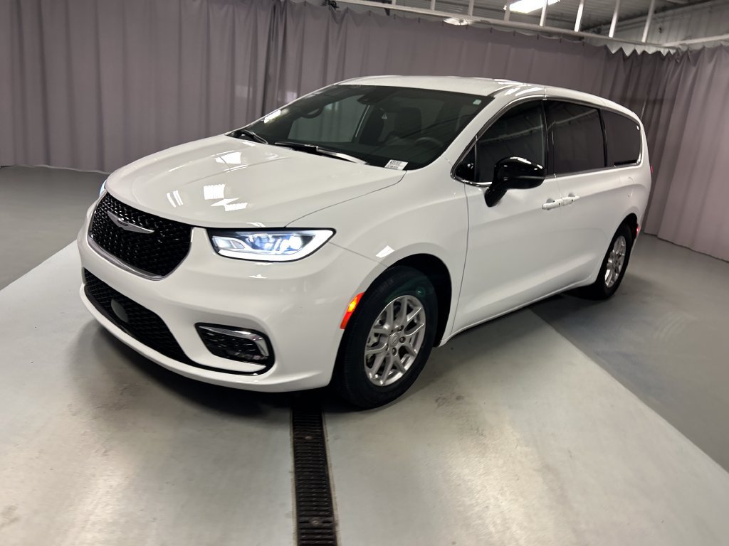 Used 2025 Chrysler Pacifica Select FWD image 3