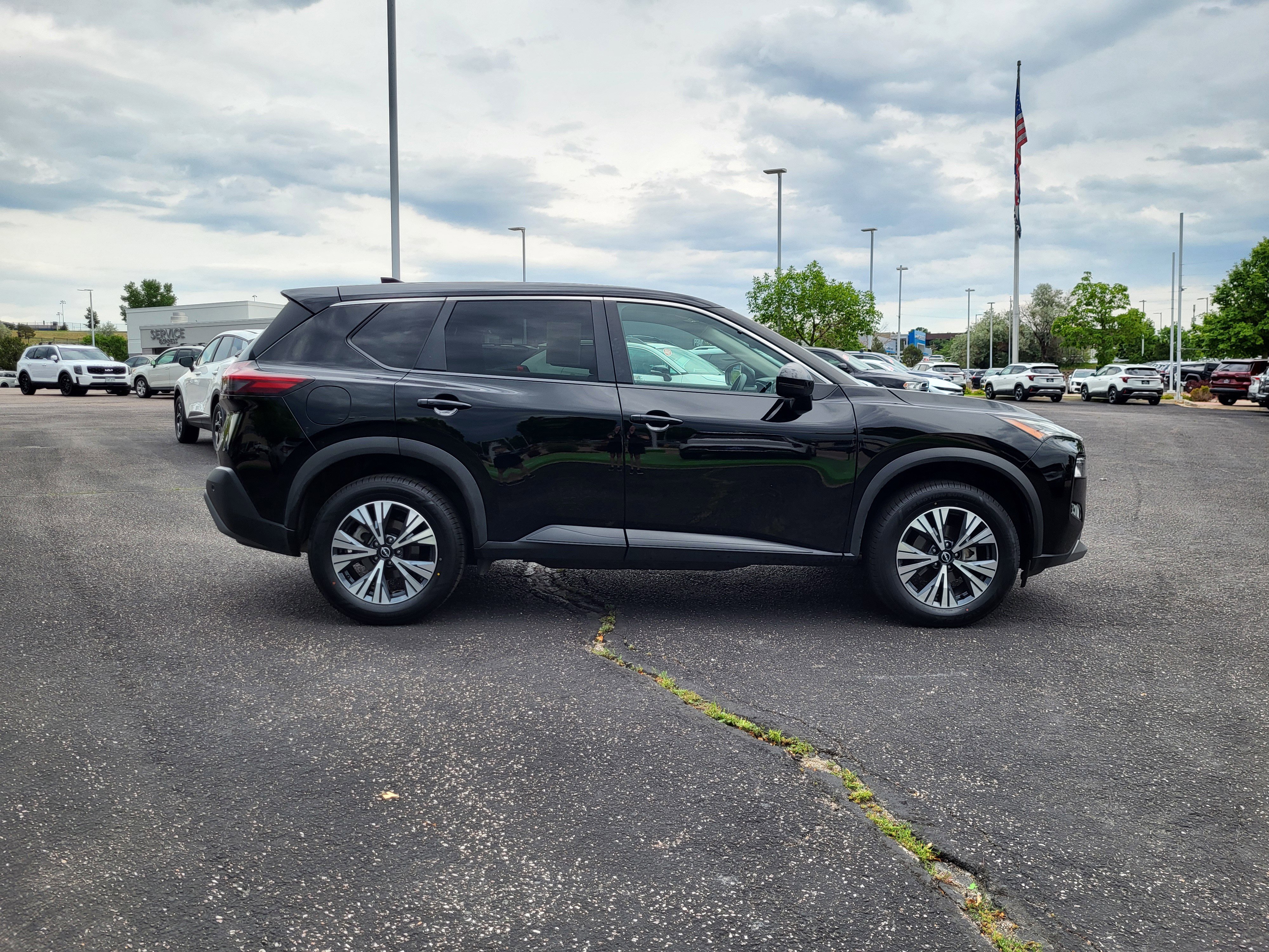 Used 2022 Nissan Rogue SV image 3