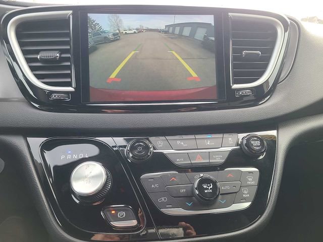 Used 2025 Chrysler Pacifica Select image 28