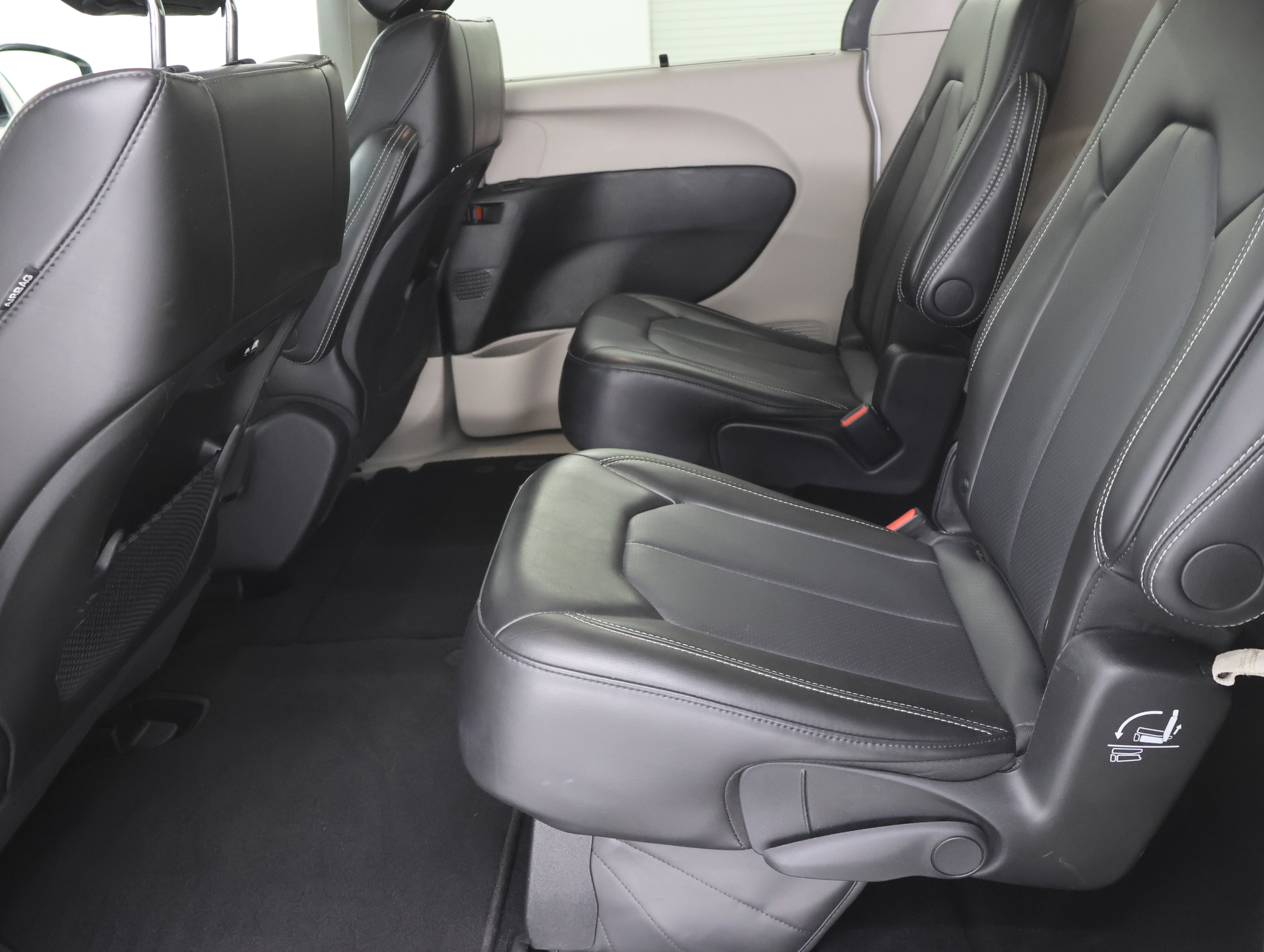 Used 2024 Chrysler Pacifica Touring-L FWD image 35