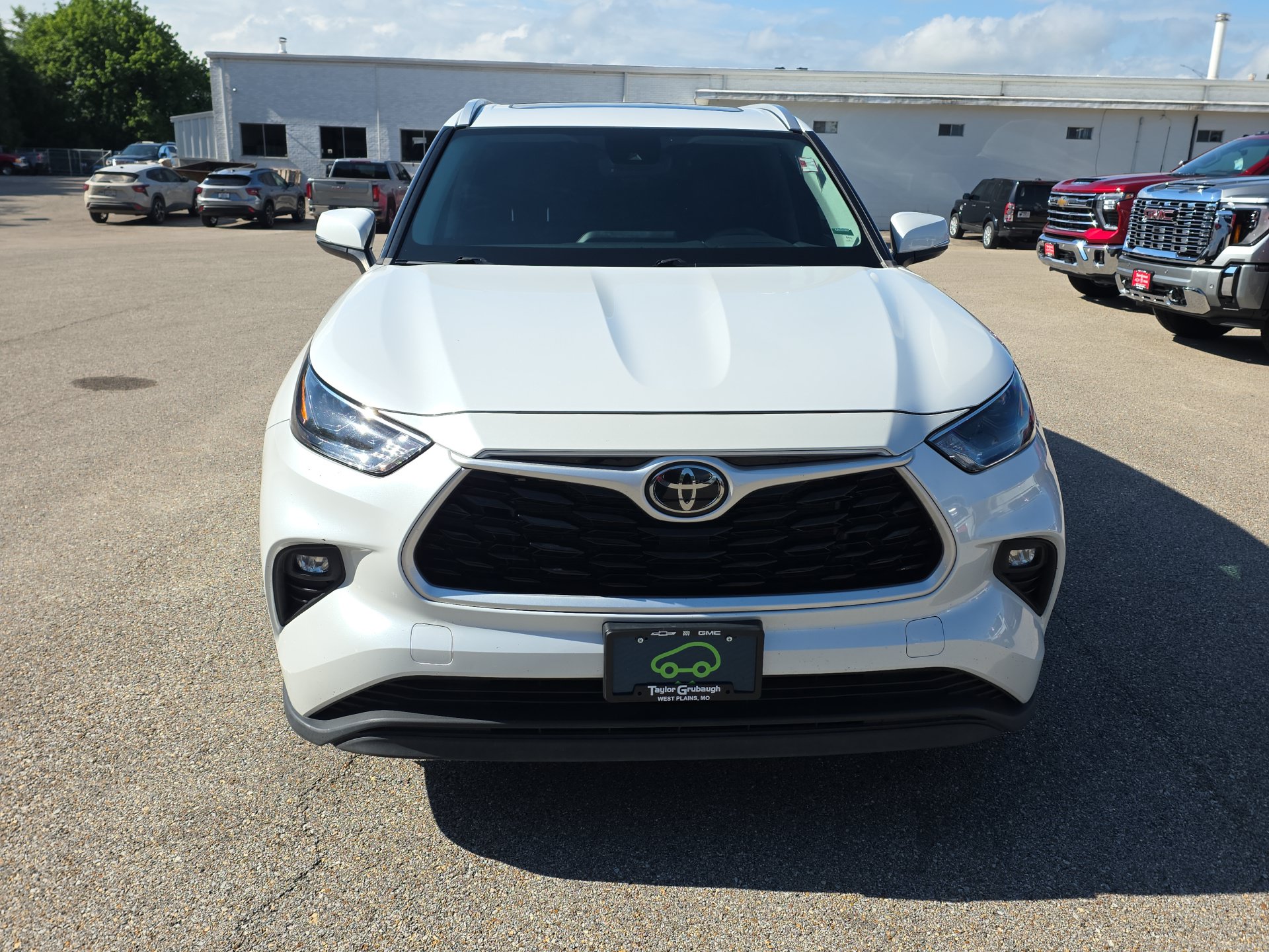 Used 2023 Toyota Highlander XLE AWD/4WD image 3