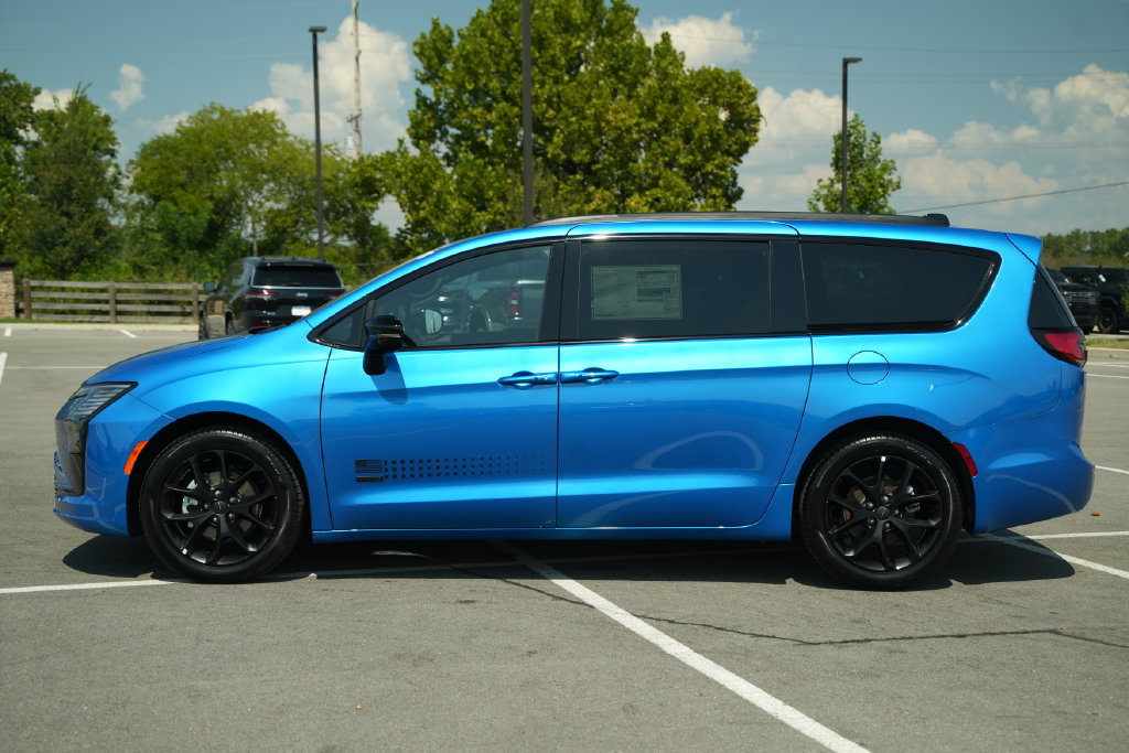 New 2027 Chrysler Pacifica Select FWD image 4